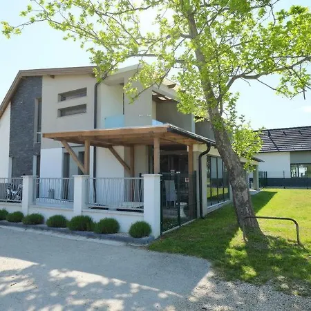 Apartment Vitorlas Apartman Zamardi